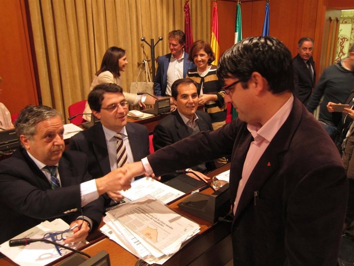 Pedro García saluda a concejales del PP en el Pleno