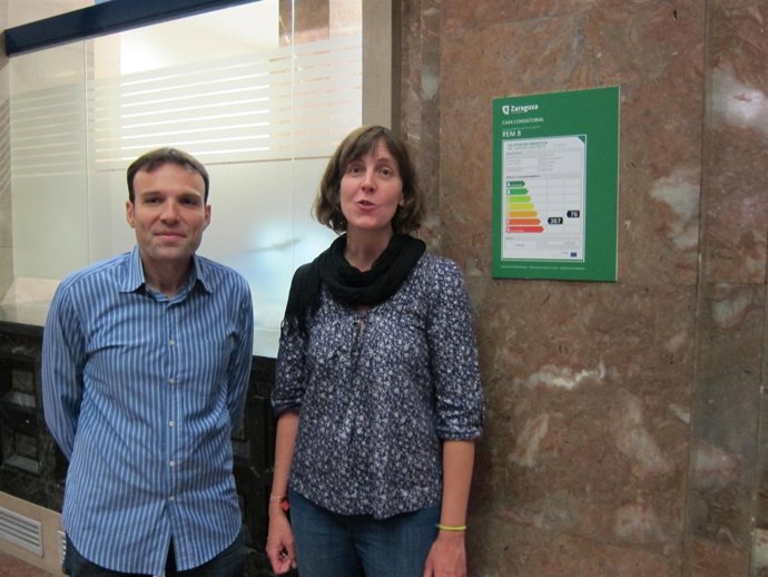 Muñoz y Artigas con un cartel de eficiencia energética