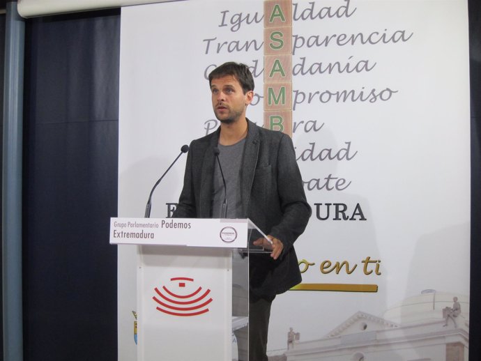 Álvaro Jaén durante la valoración del preacuerdo entre Podemos e IU
