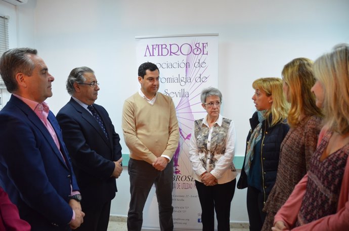 Moreno y otros dirigentes del PP visitan una asociación de fibromialgía