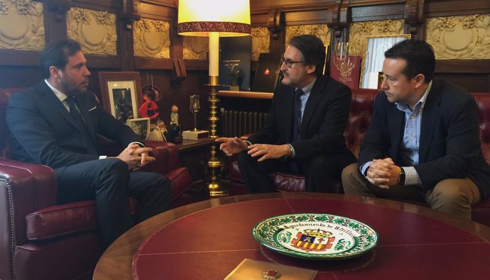 Reunión entre Óscar Puente y el presidente de Iveco España, Jaime Revilla