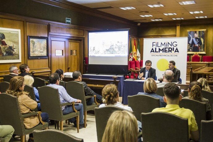 La Oficina Provincial del Cine presenta su hoja de ruta a los ayuntamientos.