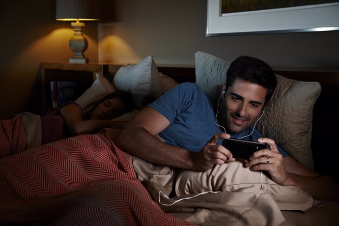 Netflix lifestyle smartphone móvil tablet tecnología película cama