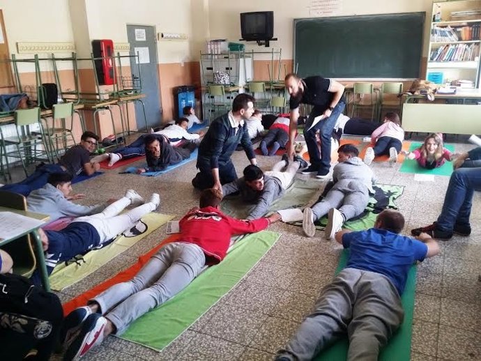 Un grupo de alumnos durante el taller de educación postural