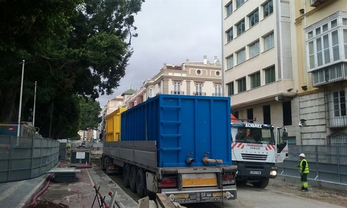 Tanques de bentonita en la Alameda Principal para construir muros del metro