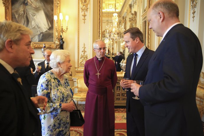 Cameron, Isabel II y el Arzobispo de Canterbury en el Palacio de Buckingham