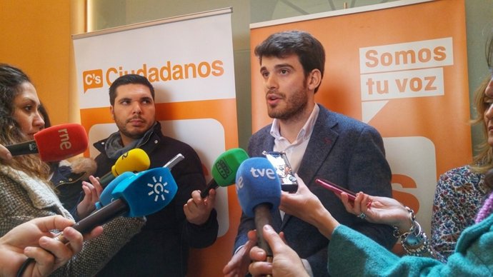 El concejal de Ciudadanos en el Ayuntamiento, Javier Moyano, ante los medios
