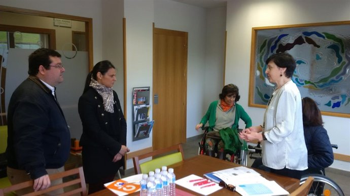 Luis Pacho y Diana Sánchez con responsables de Aspaym