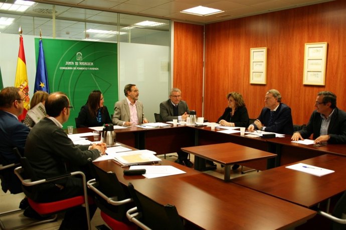 Felipe López asiste a la primera reunión de la comisión para evitar desahucios