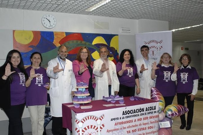 Luna (centro) visita la mesa informativa ubicada en el hospital