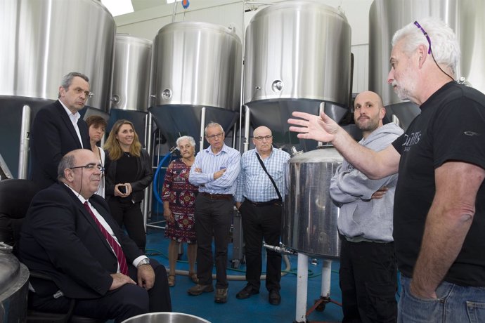 Oria visita la fábrica de cervezas Dougall's