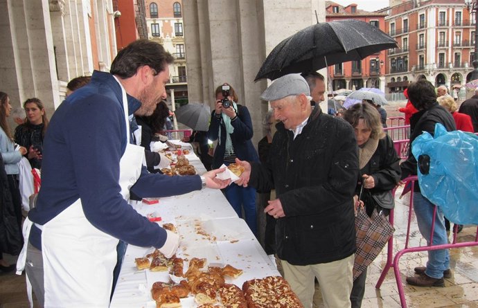 El alcalde de Valladolid, Óscar Puente, reparte una porción de dulce