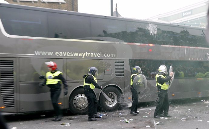 Autobús atacado del Manchester United por seguidores del West Ham