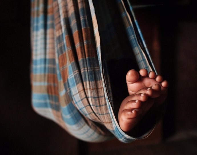 Un bebé indio de seis meses en una hamaca