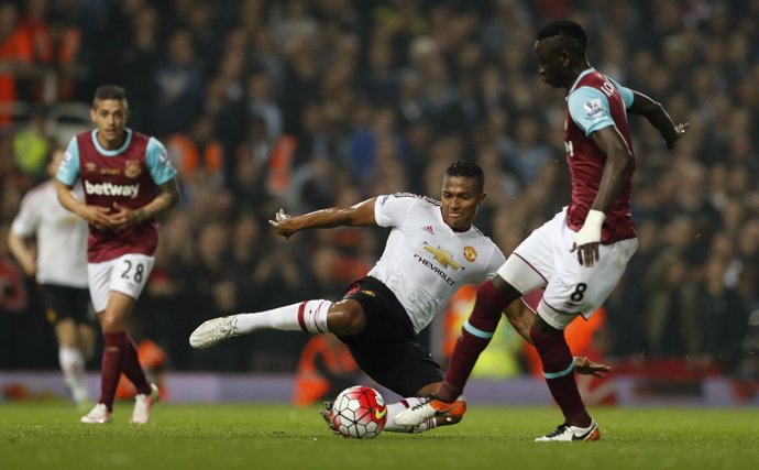 Valencia, del Manchester United, pelea un balón ante el West Ham