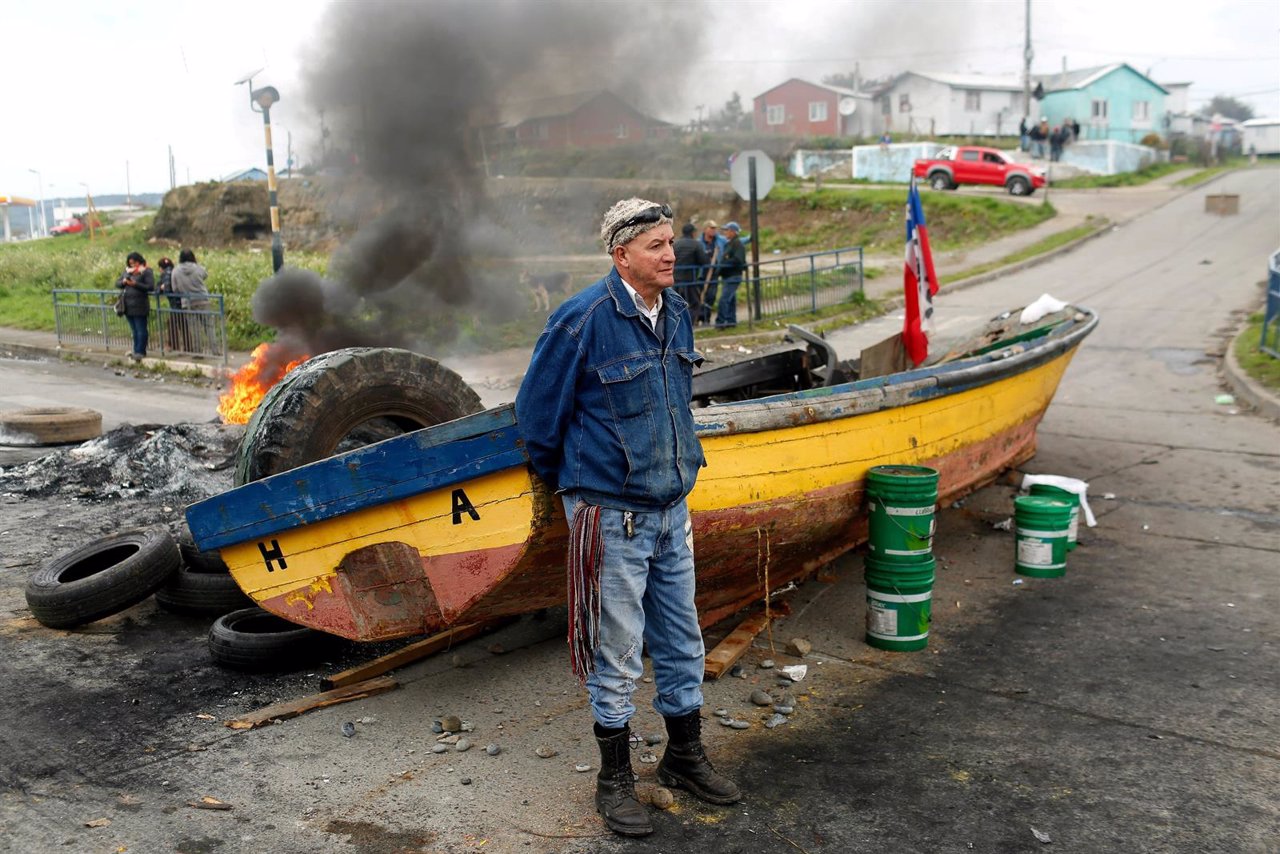 Pescadores en huelga en Chile por la marea roja