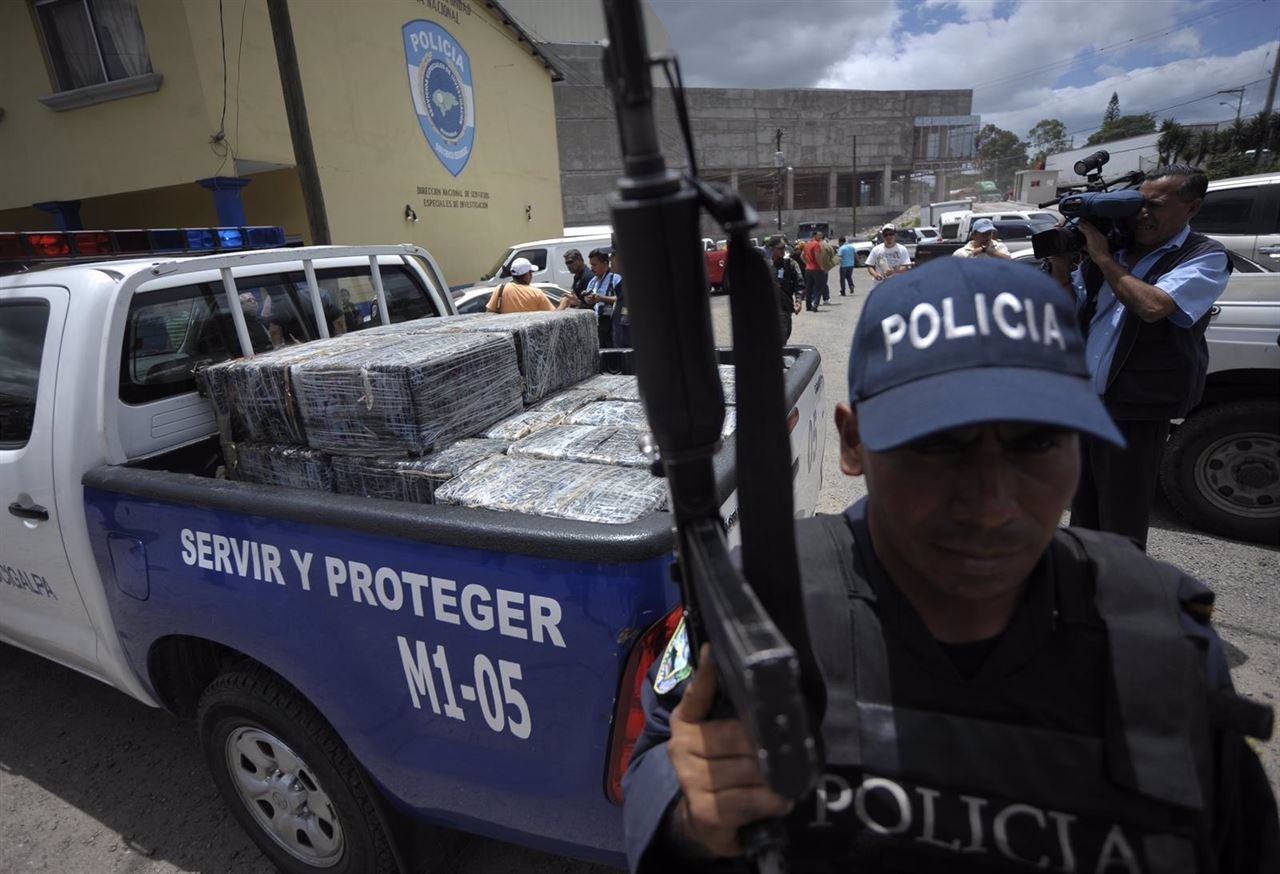 Asesinan a dos policías en Honduras para liberar a un preso al que estaban trasl
