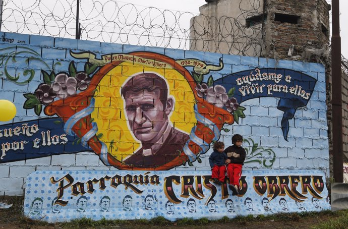 Mural en honor al padre Carlos Mugica en Buenos Aires