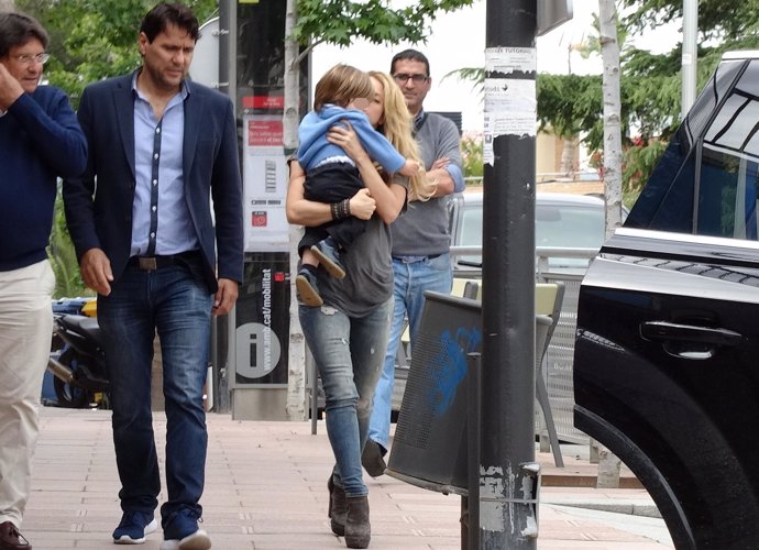Shakira recoge a Sasha en la guardería/ Europa Press