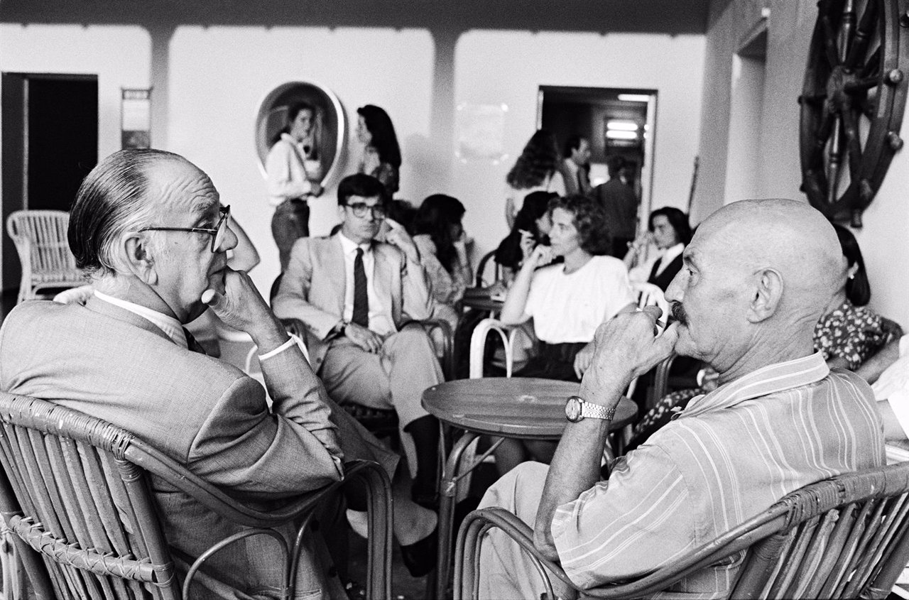 Foto De Camilo José Cela Y José Hierro De Juantxu Rodríguez. 