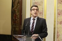 López afirma que el PSOE no puede gobernar con "el Podemos que ofrece referendums a todo aquel que levante la mano"