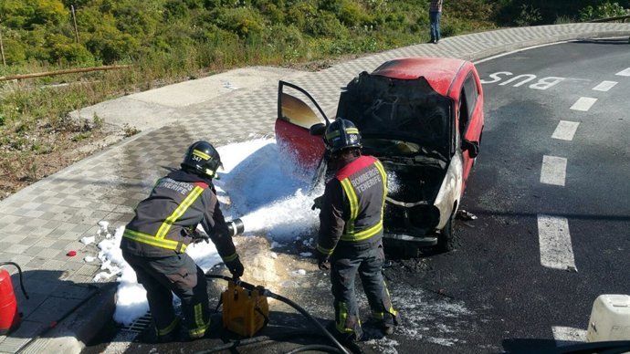 Actuación de los bomberos por un accidente de tráfico