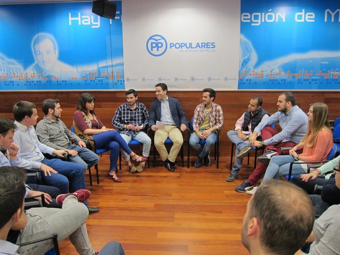 Teodoro García, con miembros de Nuevas Generaciones