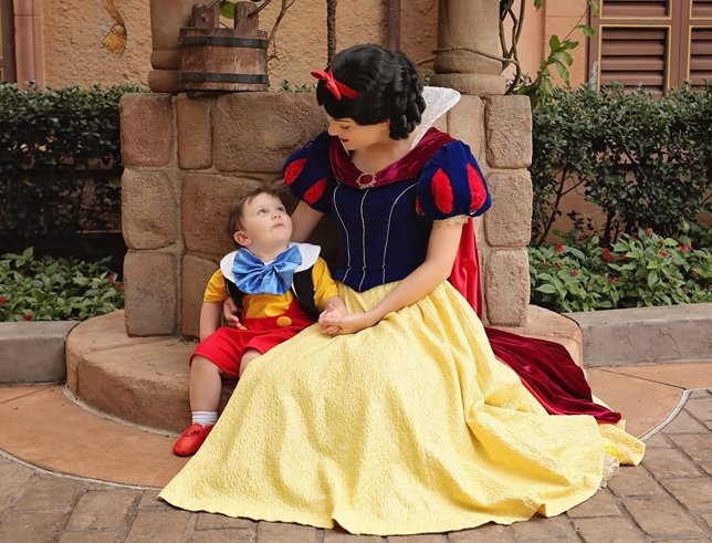 Tierno momento en que este niño con autismo cae a los pies de Blancanieves