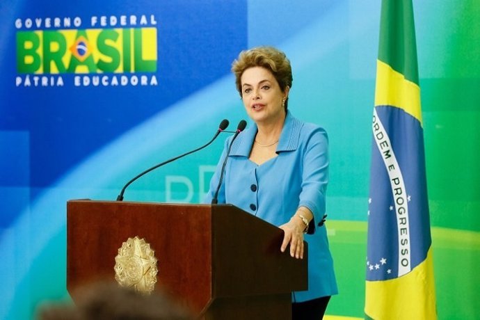 Rousseff da la cara tras el "sí" de los diputados