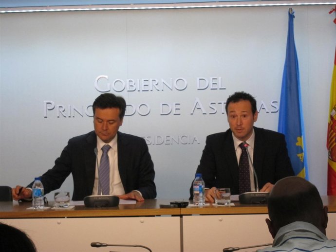 Los consejeros de Empleo y Presidencia, Francisco Blanco y Guillermo Martínez