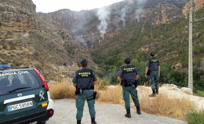 Guardia Civil observa en el lugar del incendio los focos declarados en Cieza