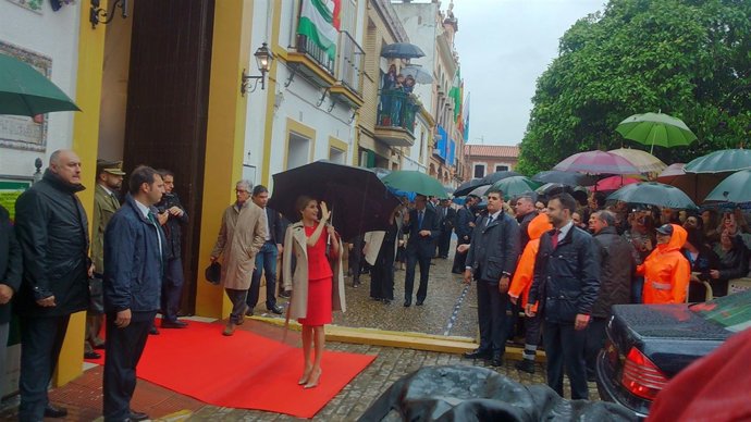 La reina Letizia saluda a los vecinos.