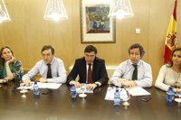 Hernando (PP) defiende a Cañete: "Sería como decir que no se puede cobrar una pensión porque participó en su reforma"