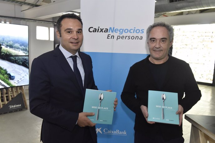 El director territorial de CaixaBank en Barcelona Jordi Nicolau y Ferran Adrià
