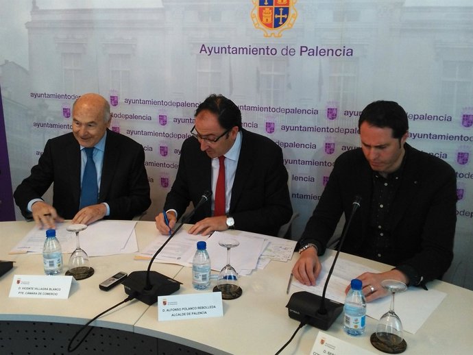 Villagrá (izq) y Polanco (centro) firman el convenio 