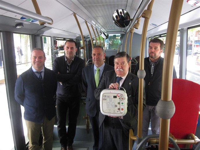 Presentación de los desfibriladores en autobuses urbanos