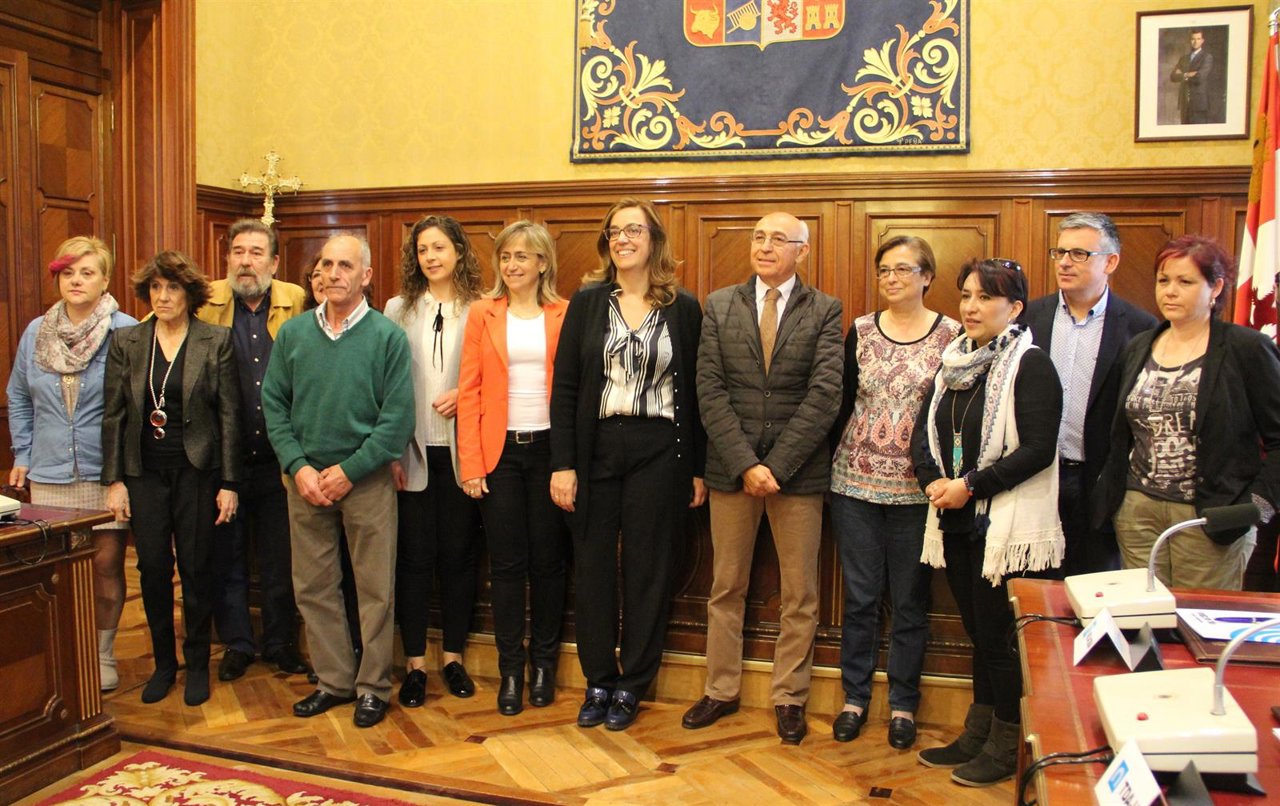 Armisén (centro) con los representantes de entidades sociales