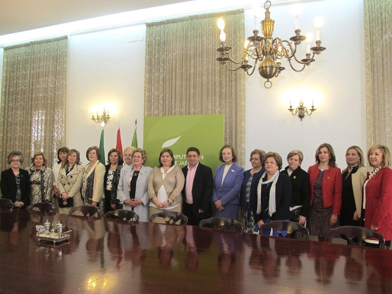 Reyes recibe a las presidentas de las asociaciones de mujeres.