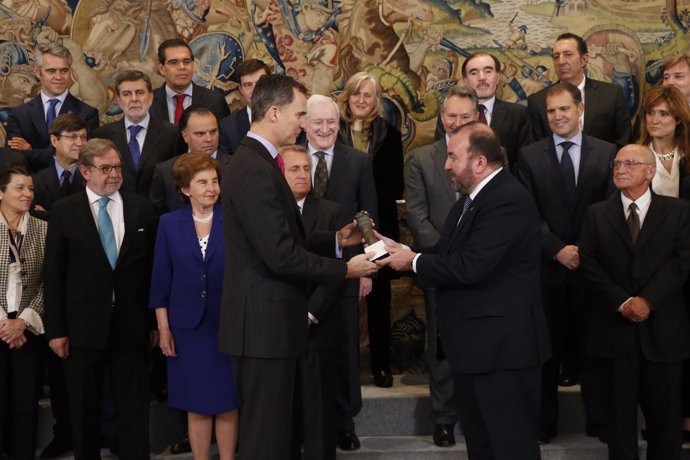 AEDE entrega a Felipe VI la “Columna de la Libertad”