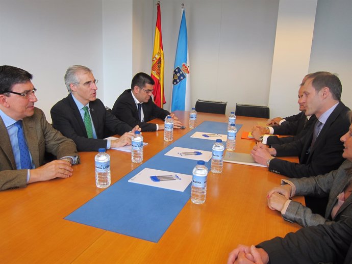 Reunión del conselleiro Francisco Conde en PSA en Vigo.