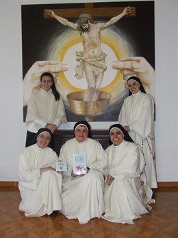 Las monjas dominicas de Lerma con su libro sobre el perdón