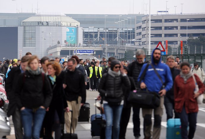 Viajeros desalojando el aeropuerto de Bruselas-Zavetem