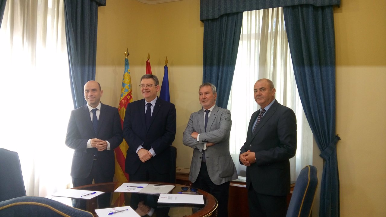 Puig, segundo por la izquierda, junto al alcalde de Alicante, Gabriel Echávarri