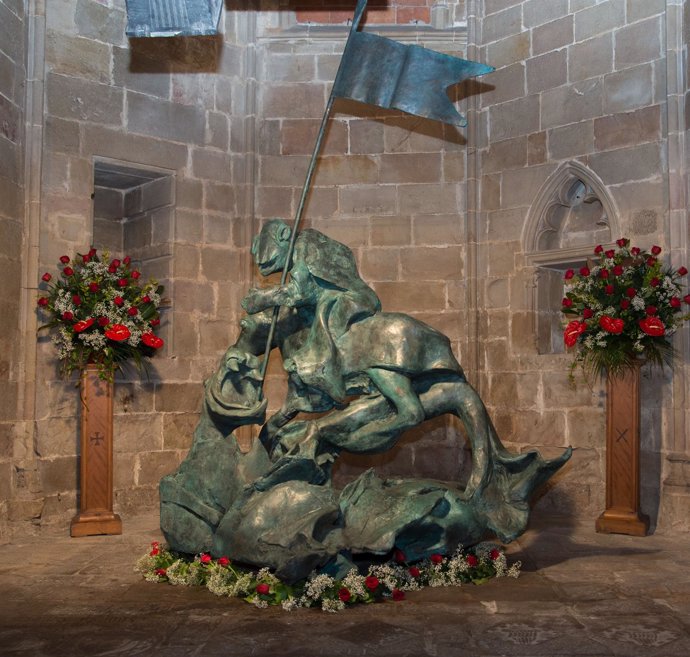 Escultura 'Sant Jordi y el dragón' de Salvador Dalí en la Catedral de Barcelona