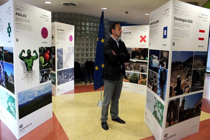 El director del Info, Javier Celdrán, en la exposición sobre proyectos europeos