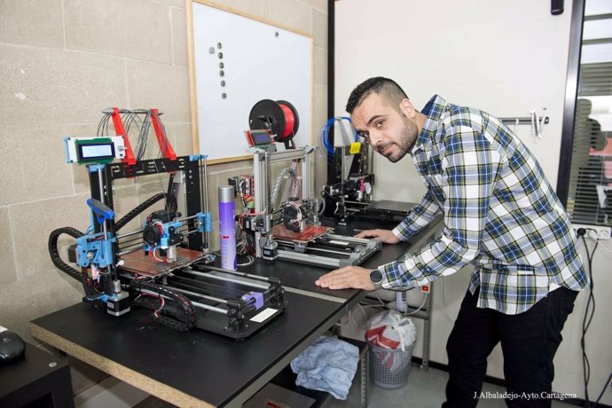 El emprendedor cartagenero aposa con una impresora 3D
