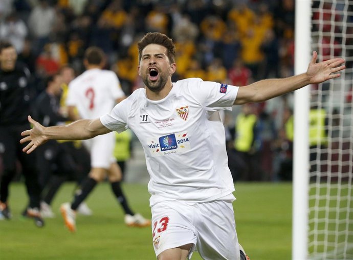 Coke celebra un gol con el Sevilla en la final de la Europa League