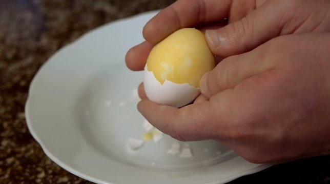 Huevo revuelto sin romper su casacarón