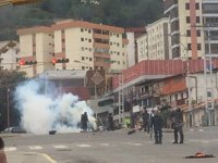 La Policía carga en Caracas contra los manifestantes que piden el cese de Maduro