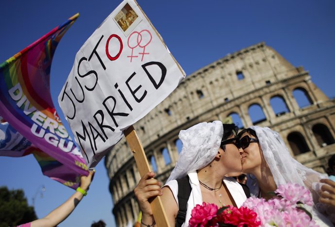 Pareja de lesbianas se bese delante del Coliseo en Roma